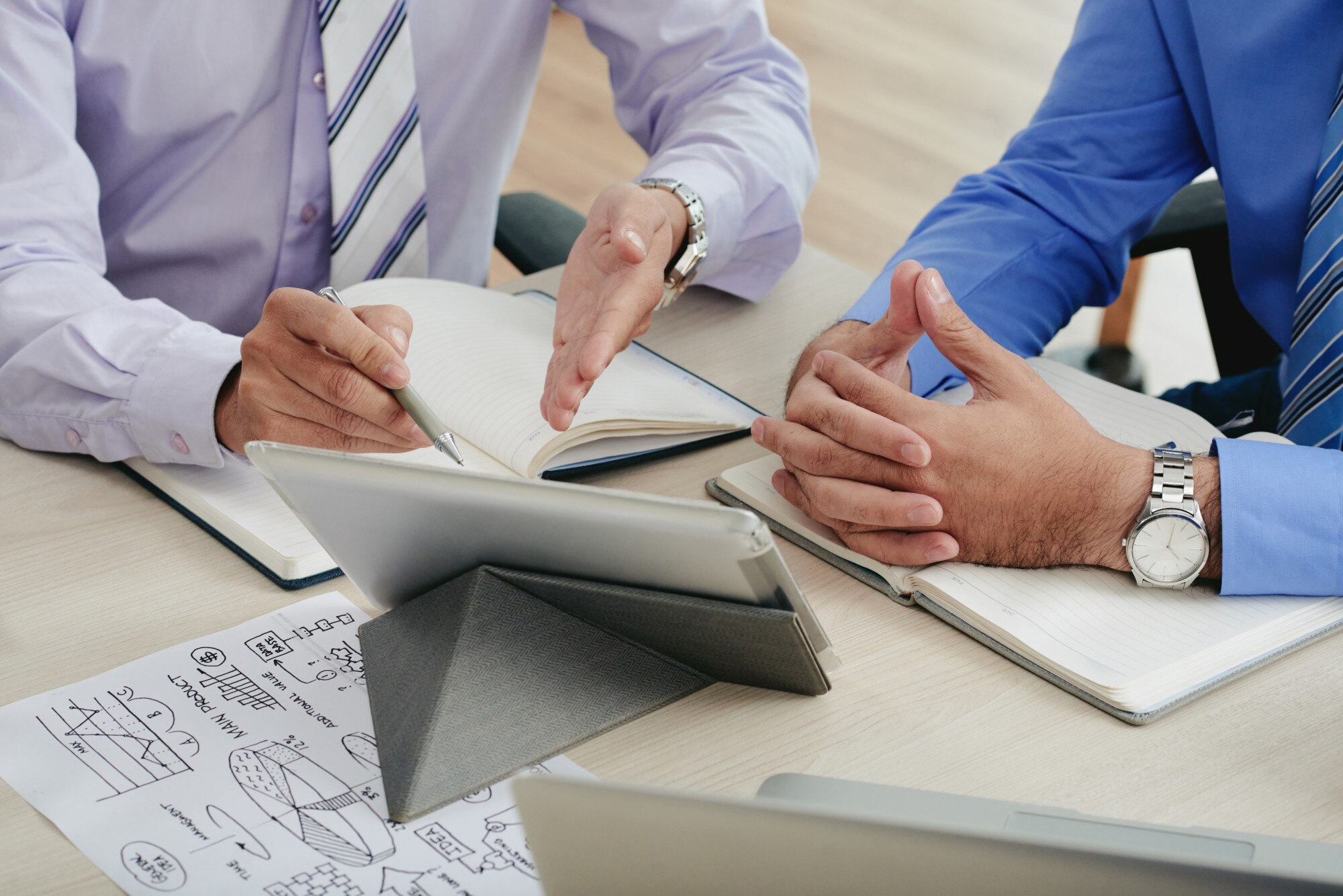 cropped-colleagues-generating-business-ideas_1098-19137